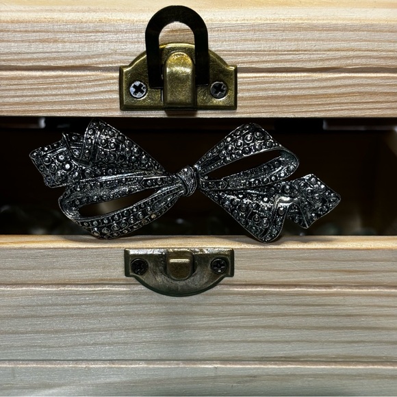 Beautiful Marcasite Bow Brooch - Picture 2 of 6